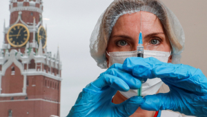 Enfermeira prepara uma seringa com uma dose da vacina Sputnik V