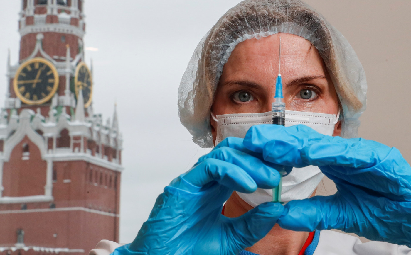 Enfermeira prepara uma seringa com uma dose da vacina Sputnik V