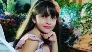 Menina Beatriz: Garota de sete anos com a mão no rosto