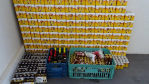 Grande quantidade de engradados e latas de cerveja e garradas de uísque e outras bebidas apreendidas em prisão pela Polícia Civil do Mato Grosso do Sul
