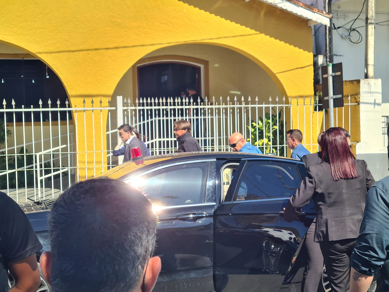 Bolsonaro deixa carro preto para entrar em igreja na qual a mãe está sendo velada