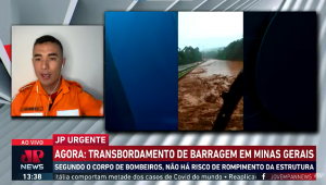 Entrevista de bombeiro na JP News, com a câmera dividida entre ele e transbordamento de barragem
