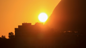Detalhe do sol nascendo com vista do Pão de Açúcar a partir do bairro das Laranjeiras, na zona sul do Rio de Janeiro