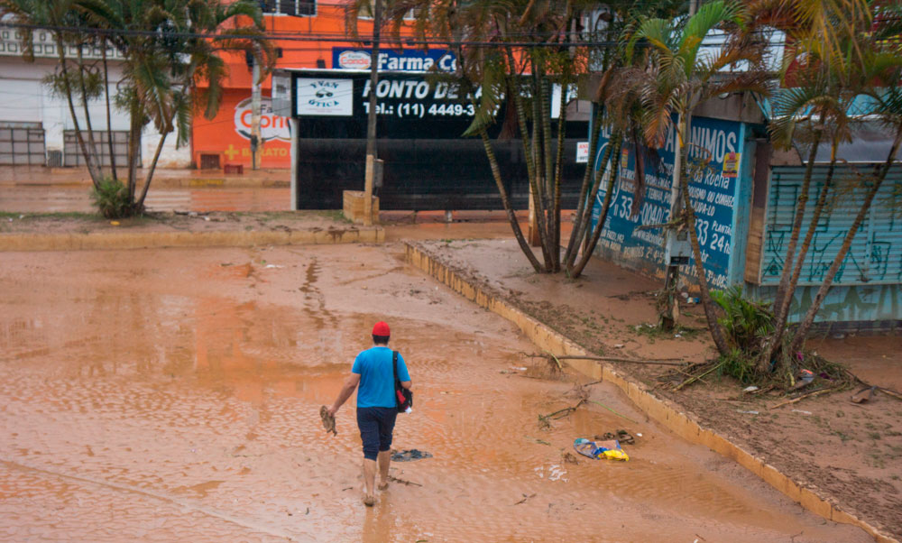 Vista do centro da cidade de Franco da Rocha, na Grande São Paulo, na manhã desta segunda-feira, 31 de janeiro de 2022, com ruas completamente alagadas e cobertas por lama após chuvas fortes que atingiram a cidade