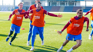 Daniel Alves (à direita) comemorando durante treino do Barcelona