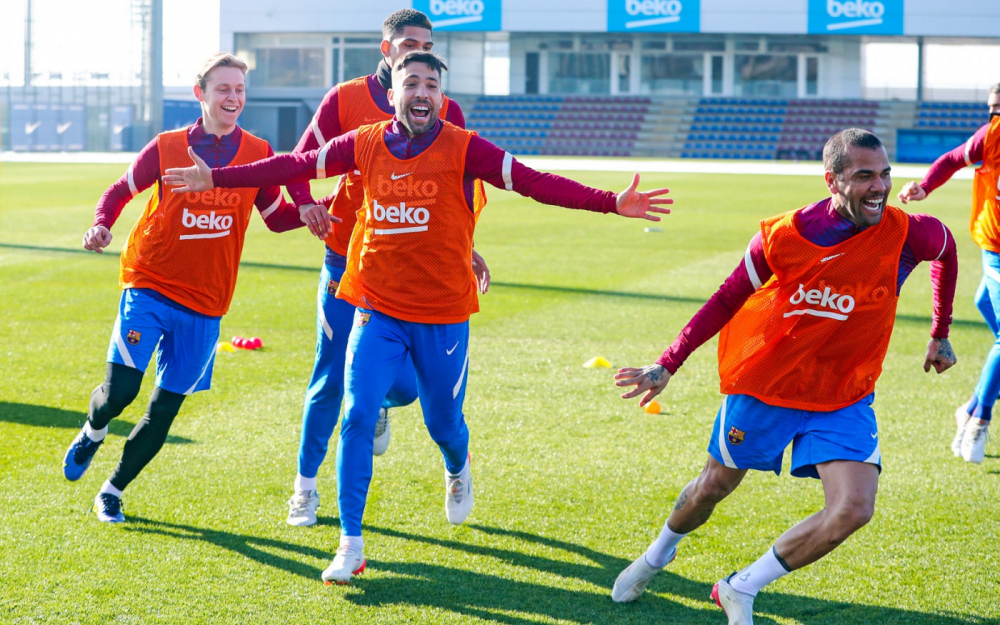 Daniel Alves (à direita) comemorando durante treino do Barcelona