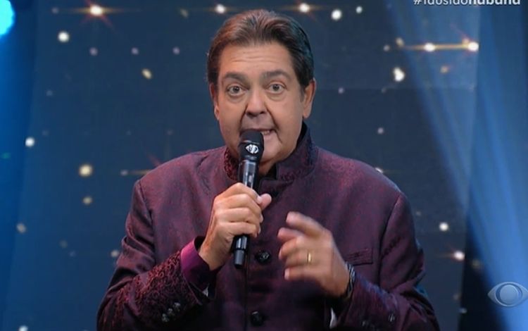 Faustão com um microfone falando