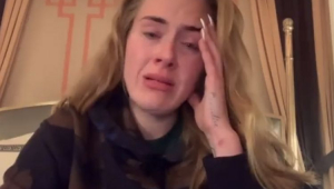 Adele chorando