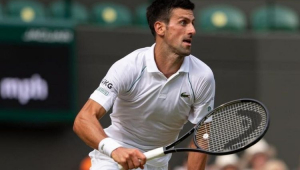 Novak Djokovic jogando tênis
