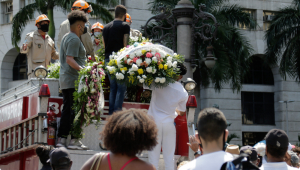 Cortejo com o corpo de Elza Soares acontece na orla do Rio de Janeiro