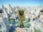 Taça do Campeonato Paulista colocada perto de uma janela com vista panorâmica para a cidade de São Paulo