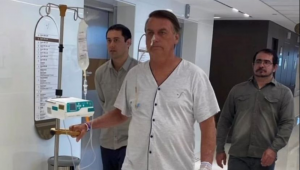 Presidente Jair Bolsonaro caminha em hospital