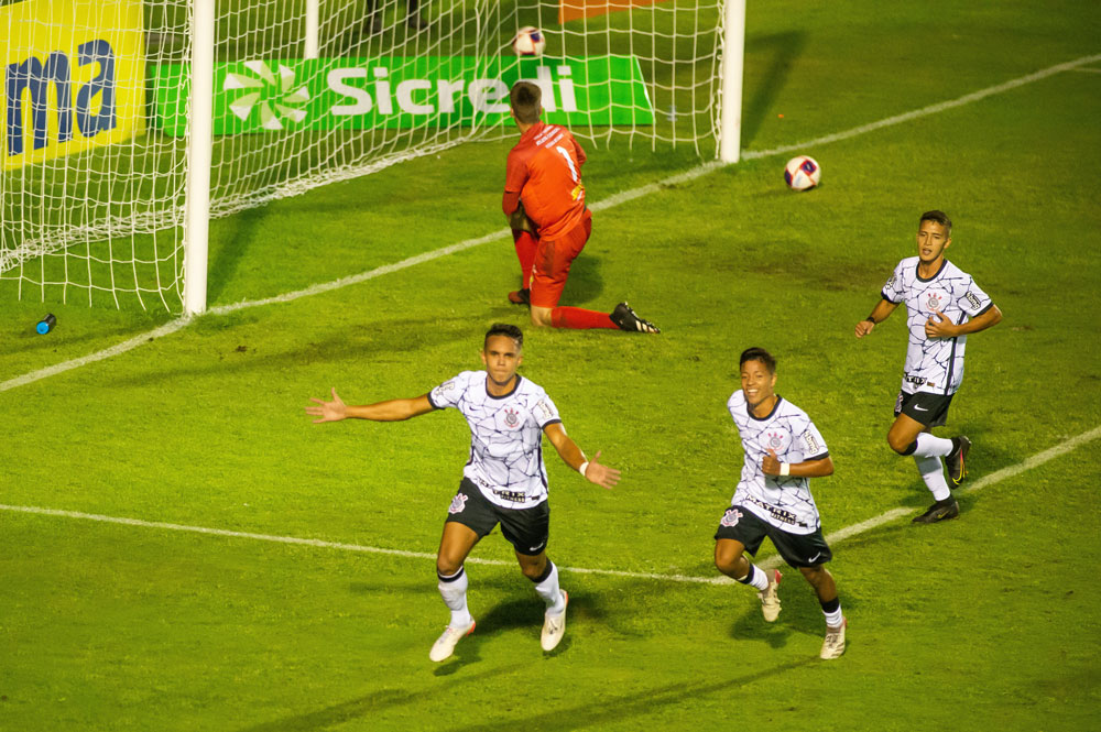 Na foto, três jogadores do Corinthians comemoram gol sob o São José SP durante a Copinha