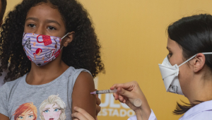 Menina sendo vacinada contra a Covid-19 com a vacina CoronaVac no Estado de São Paulo