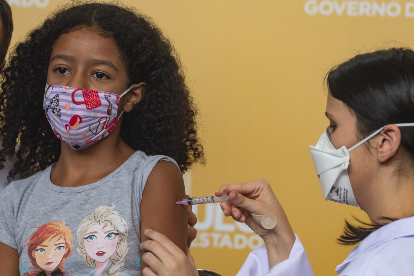 Menina sendo vacinada contra a Covid-19 com a vacina CoronaVac no Estado de São Paulo