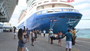 Pessoas tirando foto em frente ao navio eaview na cidade de Salvador, BA,