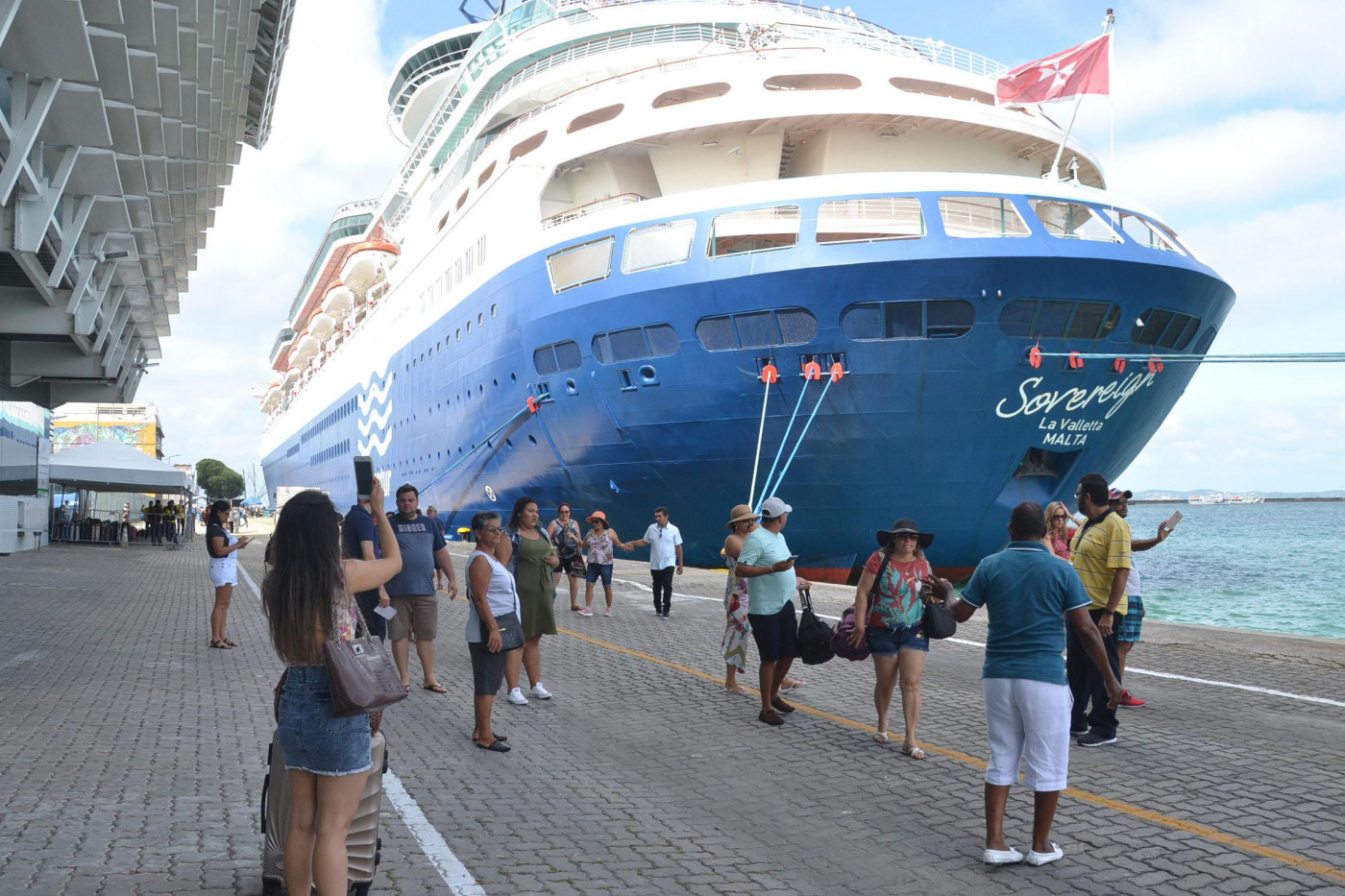 Pessoas tirando foto em frente ao navio eaview na cidade de Salvador, BA,