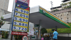 Tabela de preço de combustível em posto de Salvador