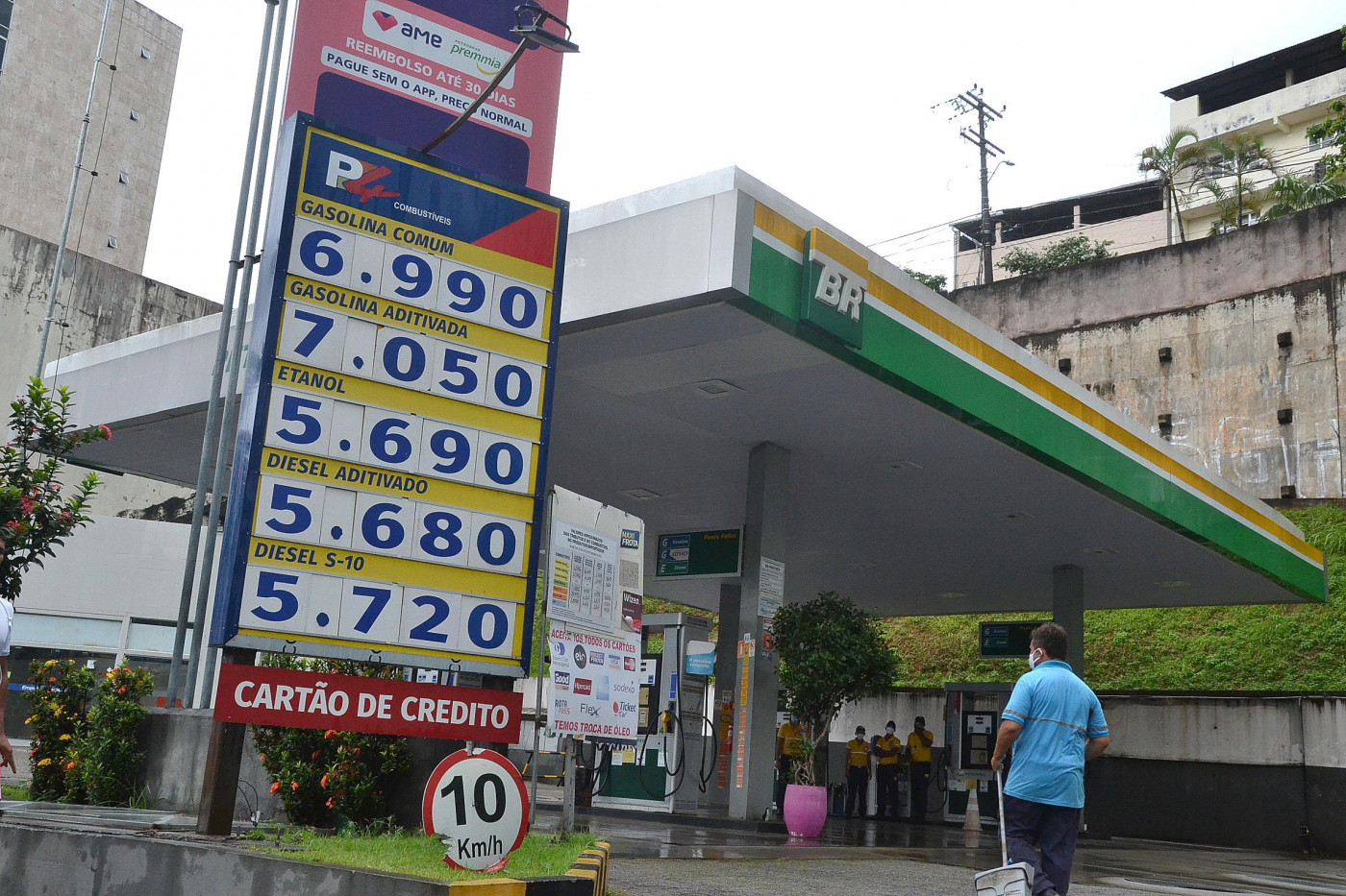 Tabela de preço de combustível em posto de Salvador