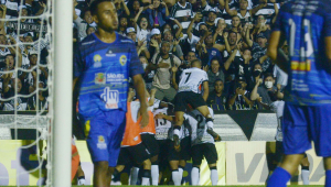 Jogadores do Corinthians comemoram gol próximo à torcida enquanto os do São José lamentam