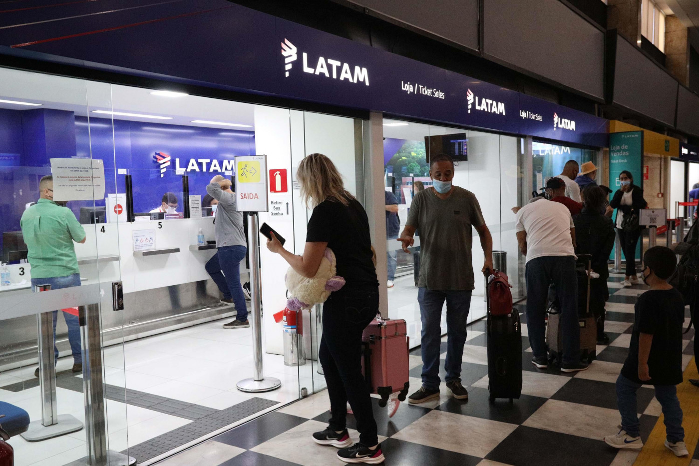 Passageiros fazem fila em guichê da Latam em aeroporto