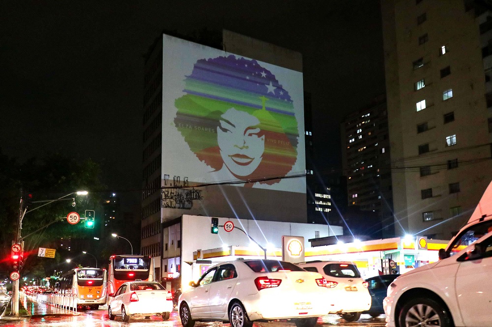Projeção em homenagem a cantora Elza Soares, que faleceu no dia de hoje, e realizado pelo projeto Projetar na Avenida da Consolação, na cidade de São Paulo