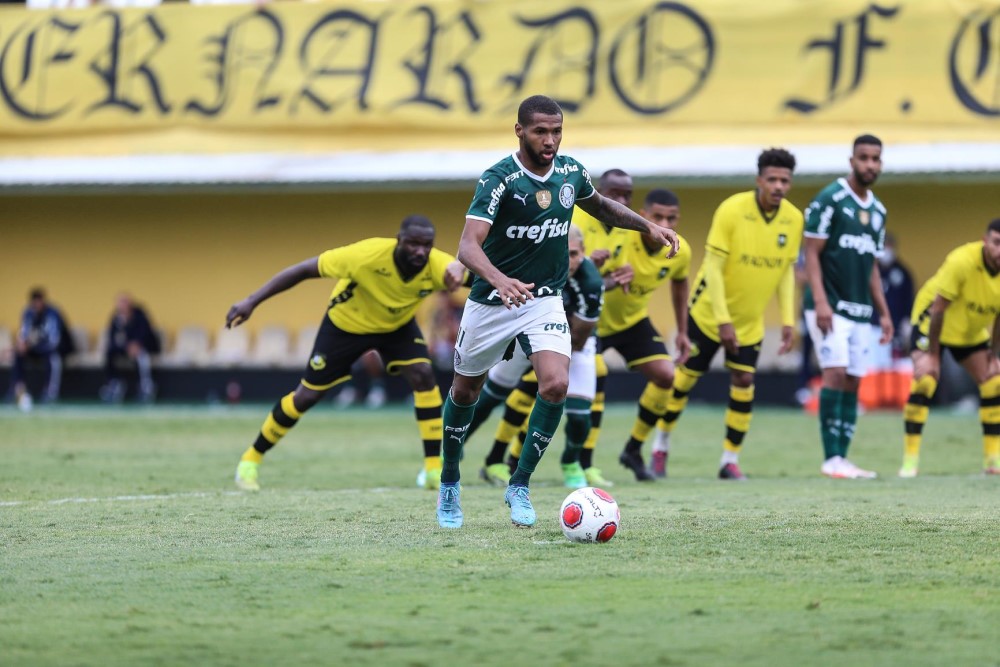 Wesley bate pênalti no duelo entre Palmeiras e São Bernardo, no ABC