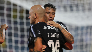 Atletas do Corinthians comemoram gol em partida do Paulistão