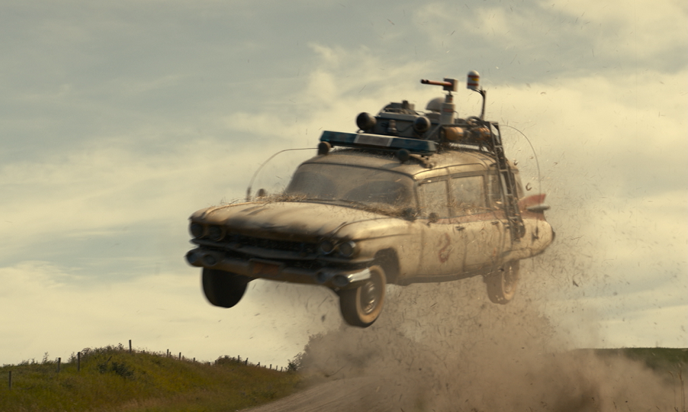 Carro do filme Ghostbuster salta em uma pista cheia de terra em famosa cena do filme