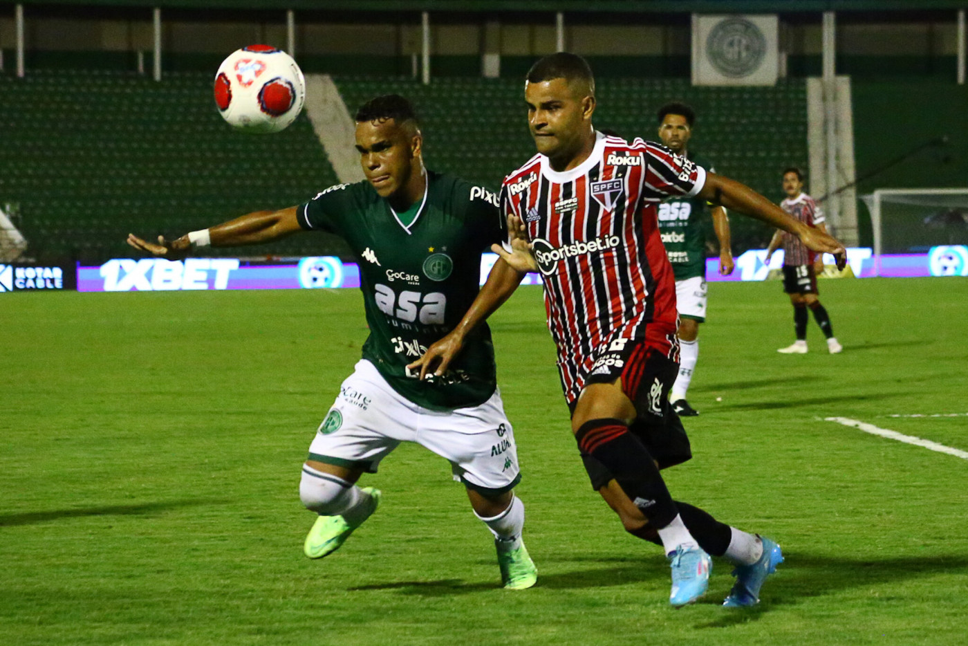 Jogadores de Guarani e São Paulo correm atrás da bola
