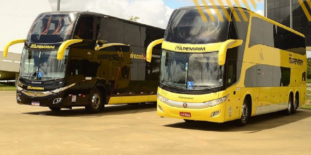 Dois ônibus da Viação Itapemirim, sendo um na cor amarelo e outro na cor preta