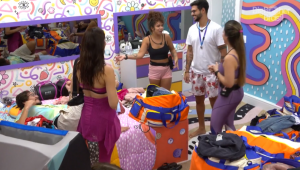 Maria, Rodrigo, Natalia, Elieser e Maria conversam em um quarto