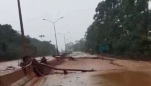 Rodovia cheia de lama e com objetos caídos após transbordamento de barragem