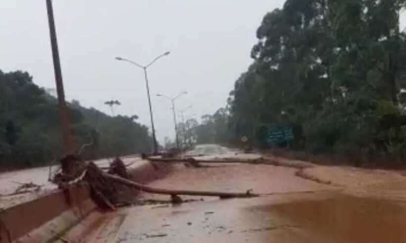 Rodovia cheia de lama e com objetos caídos após transbordamento de barragem