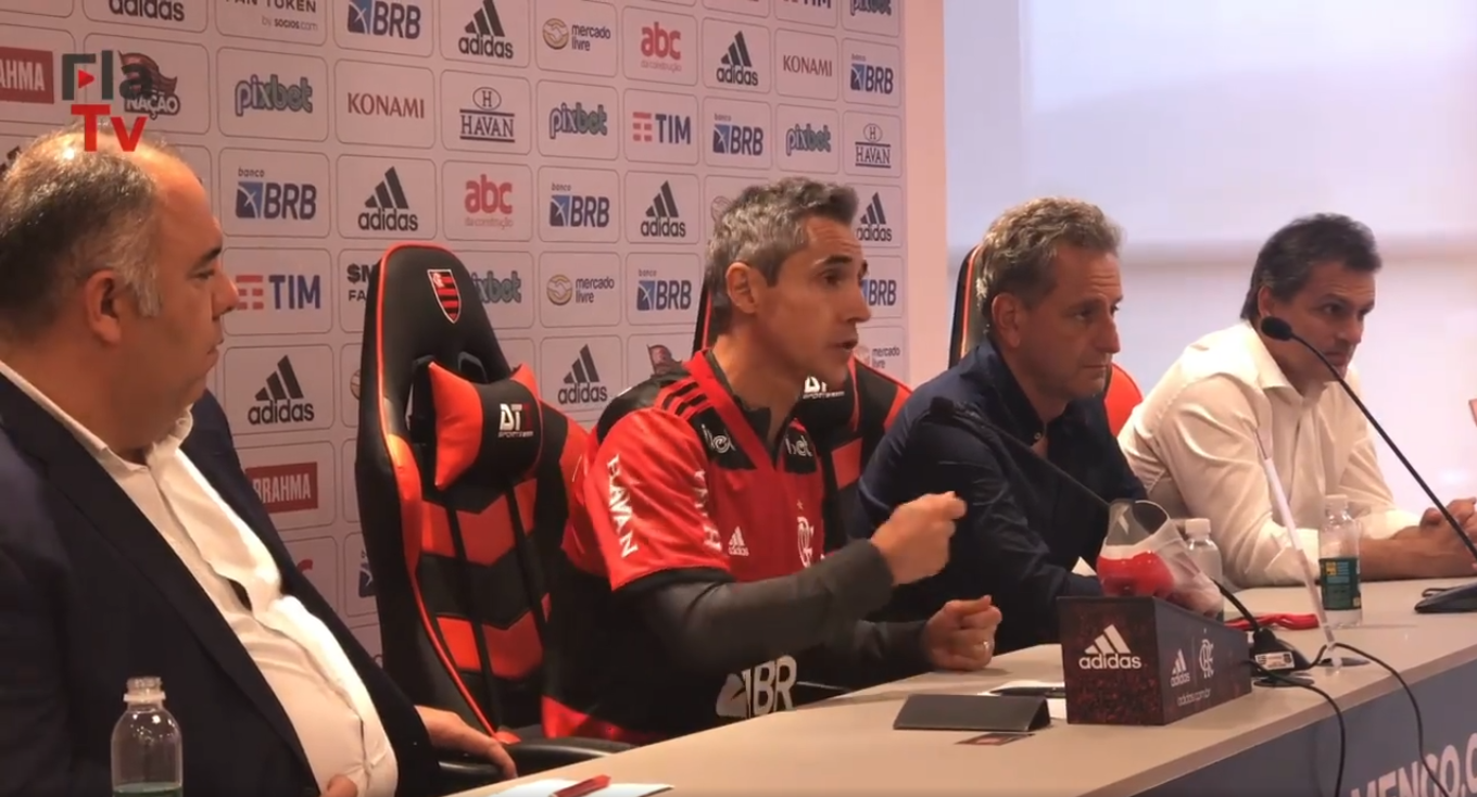 Paulo Sousa sendo apresentado pelo Flamengo