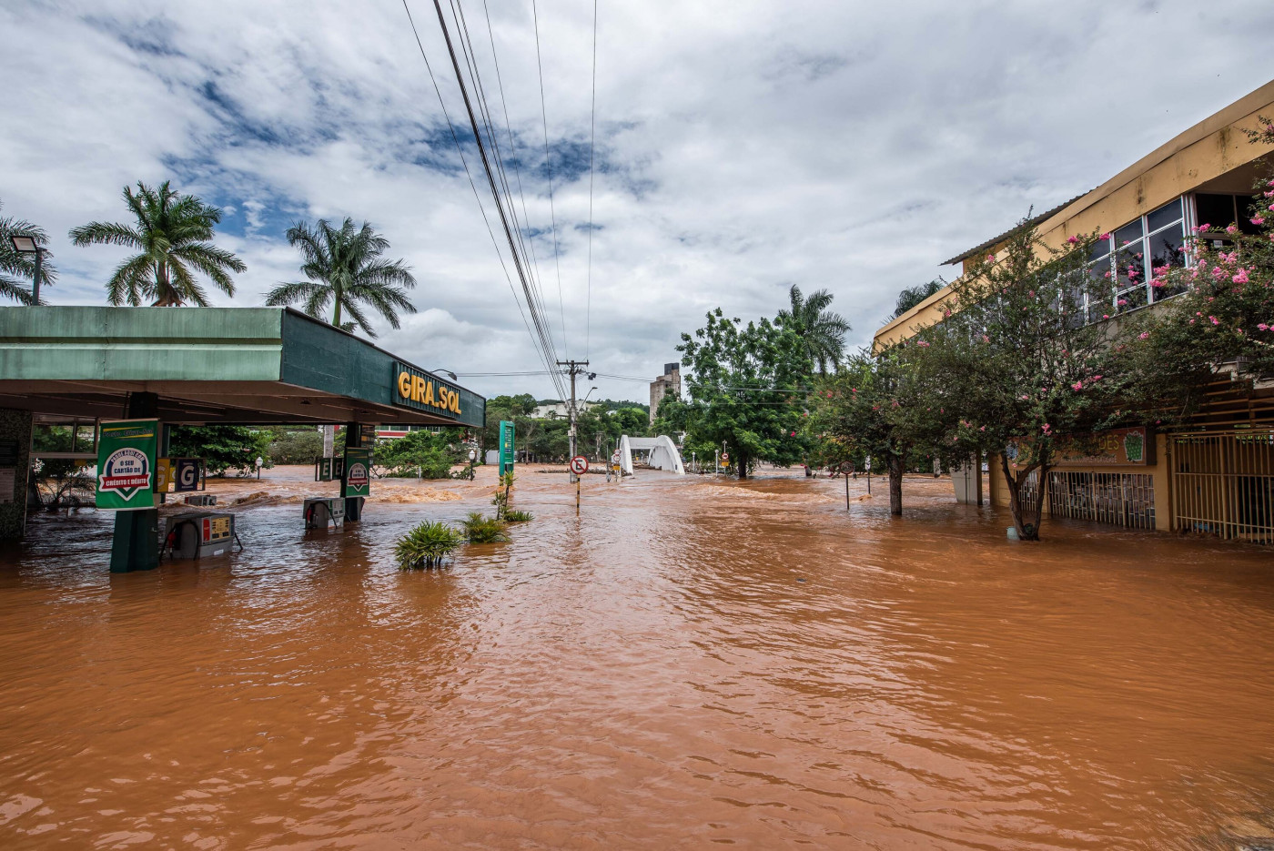 Ruas alagadas em Nova Era, Minas Gerais, após fortes chuvas