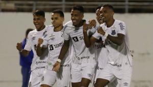 Jogadores do Santos comemorando gol na Copinha
