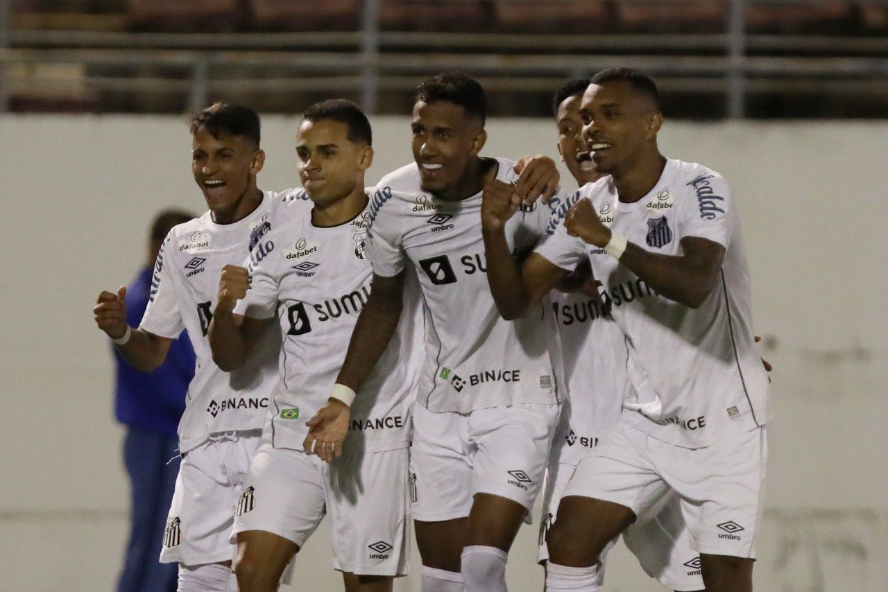 Jogadores do Santos comemorando gol na Copinha