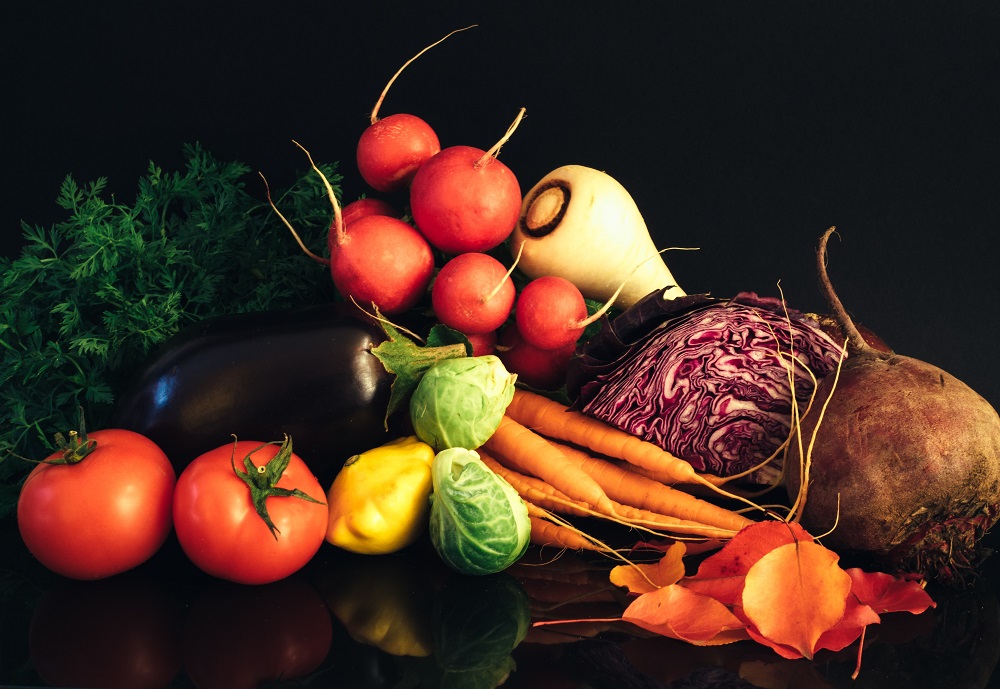 Vegetais, legumes e frutas sobre uma mesa preta