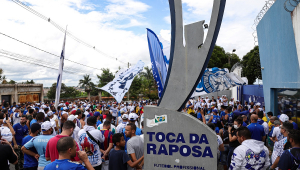Torcedores do Cruzeiro protestam contra a saída de Fábio