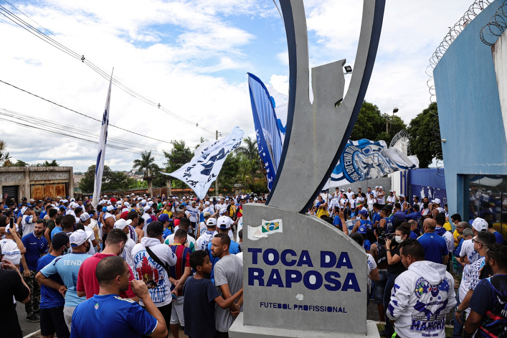 Torcedores do Cruzeiro protestam contra a saída de Fábio