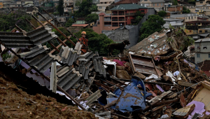 Pedaços de telhados levados pela chuva em Petrópolis