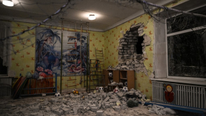 Sala de creche na Ucrânia parcialmente destruída e com buraco na parede após ser bombardeada