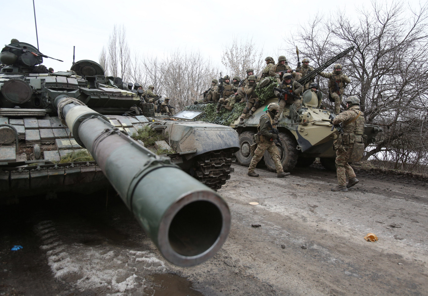 Militares ucranianos se preparam para repelir um ataque na região de Lugansk, na Ucrânia, em 24 de fevereiro de 2022
