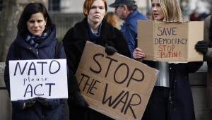 Pessoas segurando cartazes contra a guerra