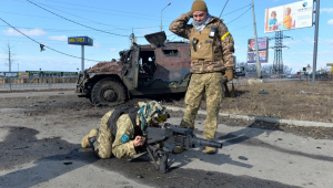 Forças ucranianas testam lançador de granadas automático retirado de um veículo de infantaria russo que foi destruído