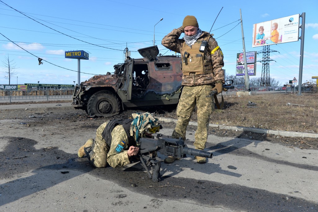 Forças ucranianas testam lançador de granadas automático retirado de um veículo de infantaria russo que foi destruído