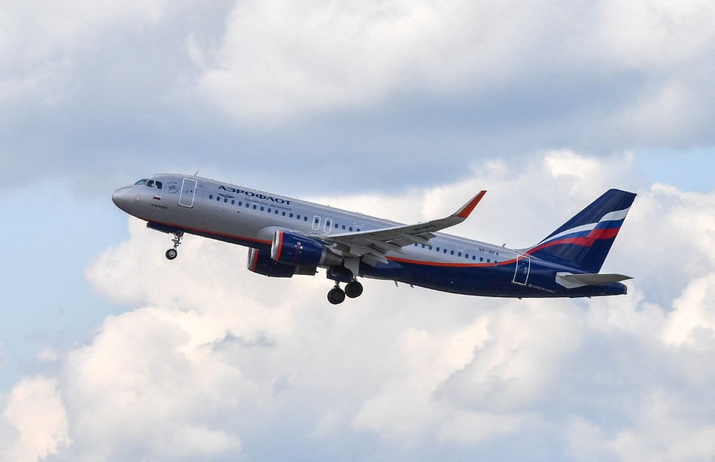 Aeronave Aeroflot Airbus A320 decola no aeroporto Sheremetyevo, nos arredores de Moscou