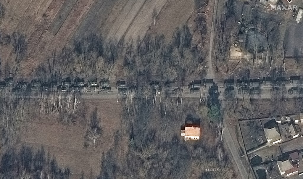 Imagem de satélite mostra caminhões e veículos militares russos em comboio que se deslocava na direção de Kiev