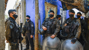 Policiais em favela de Buenos Aires